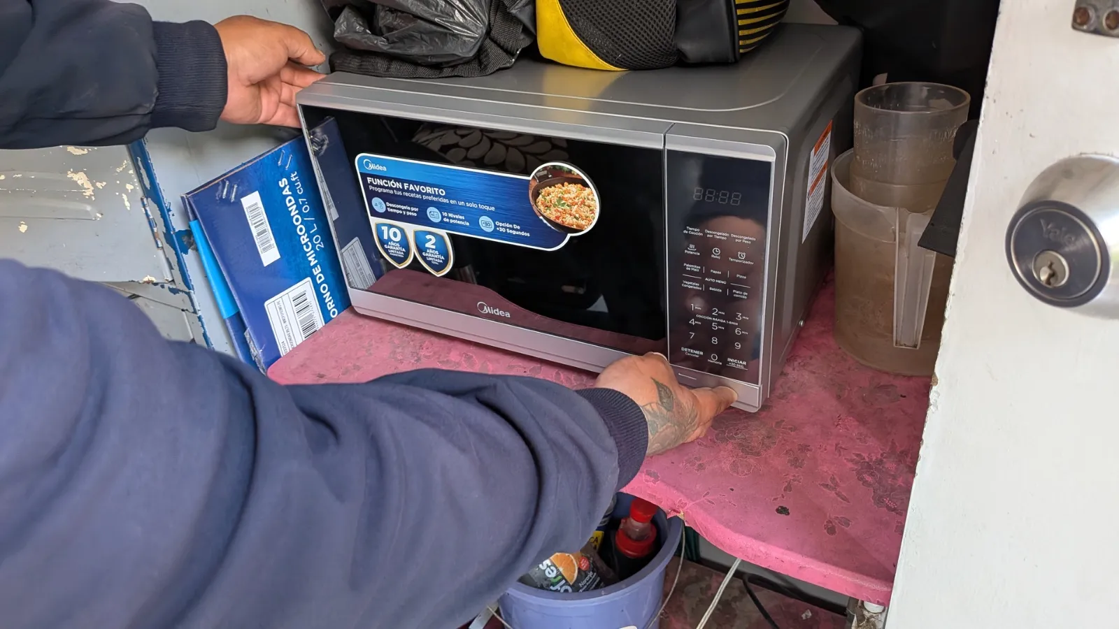 Vecinos solidarios apoyan al personal de seguridad con valiosas donaciones